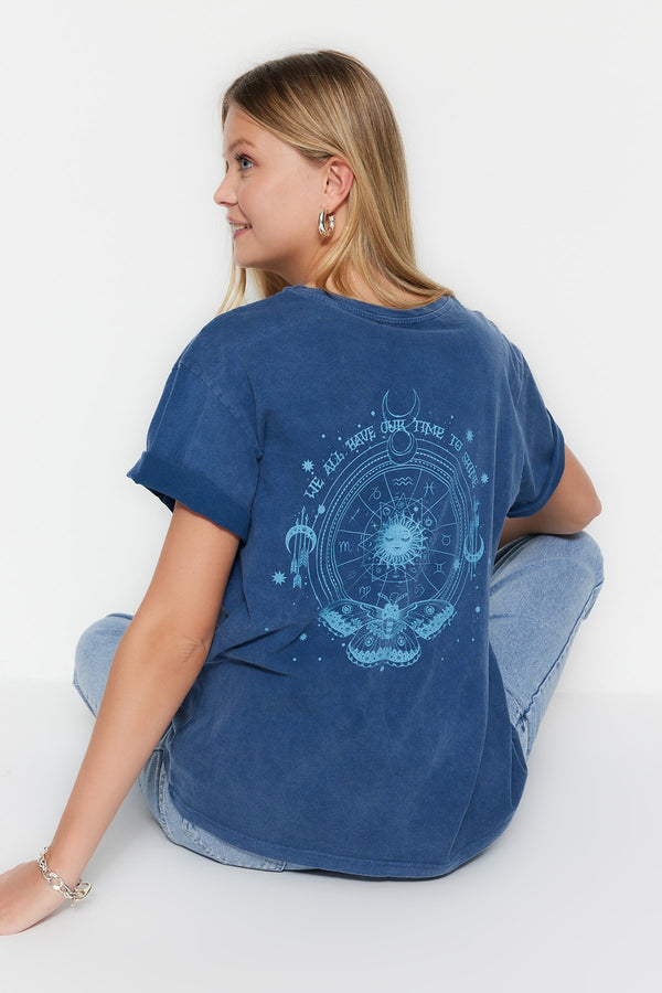 TRENDYOLMİLLA Pale Effect Back Printed Boyfriend Knitted T-Shirt TWOSS23TS00111