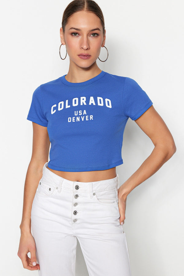 TRENDYOLMİLLA Slogan Printed Crop Knitted T-Shirt TWOSS23TS00101