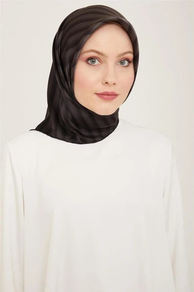 Sura Silk Scarf (Nostalgia Sura) 9150D-85