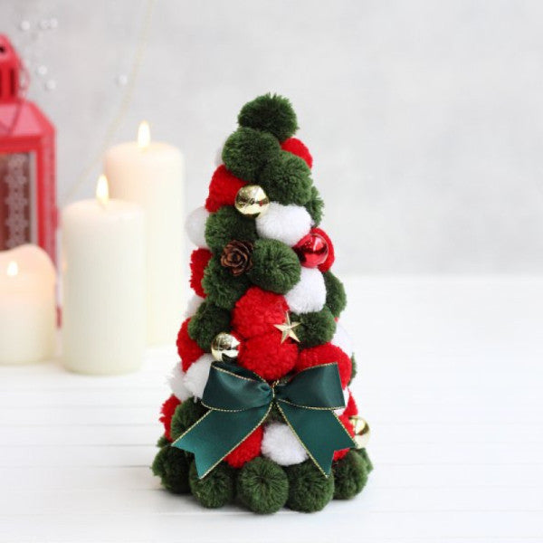Pompomlarla minyatür Noel çam ağacı, 22 cm'lik renkler