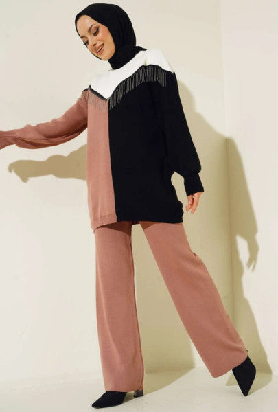 بدلة تريكو مزدوجة مع تفاصيل سلسلة على شكل V، لون وردي مغبر