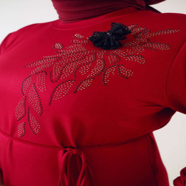 بروش الدانتيل مفصل زائد الحجم فستان كلاريت الأحمر